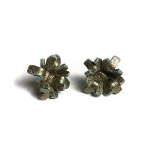 Load image into Gallery viewer, Gunmetal Starburst Studs